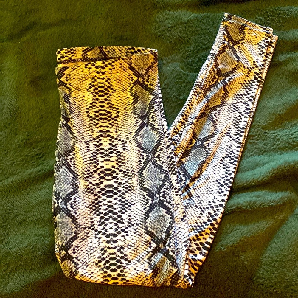 Black and white, snakeskin leggings. Size L-2X